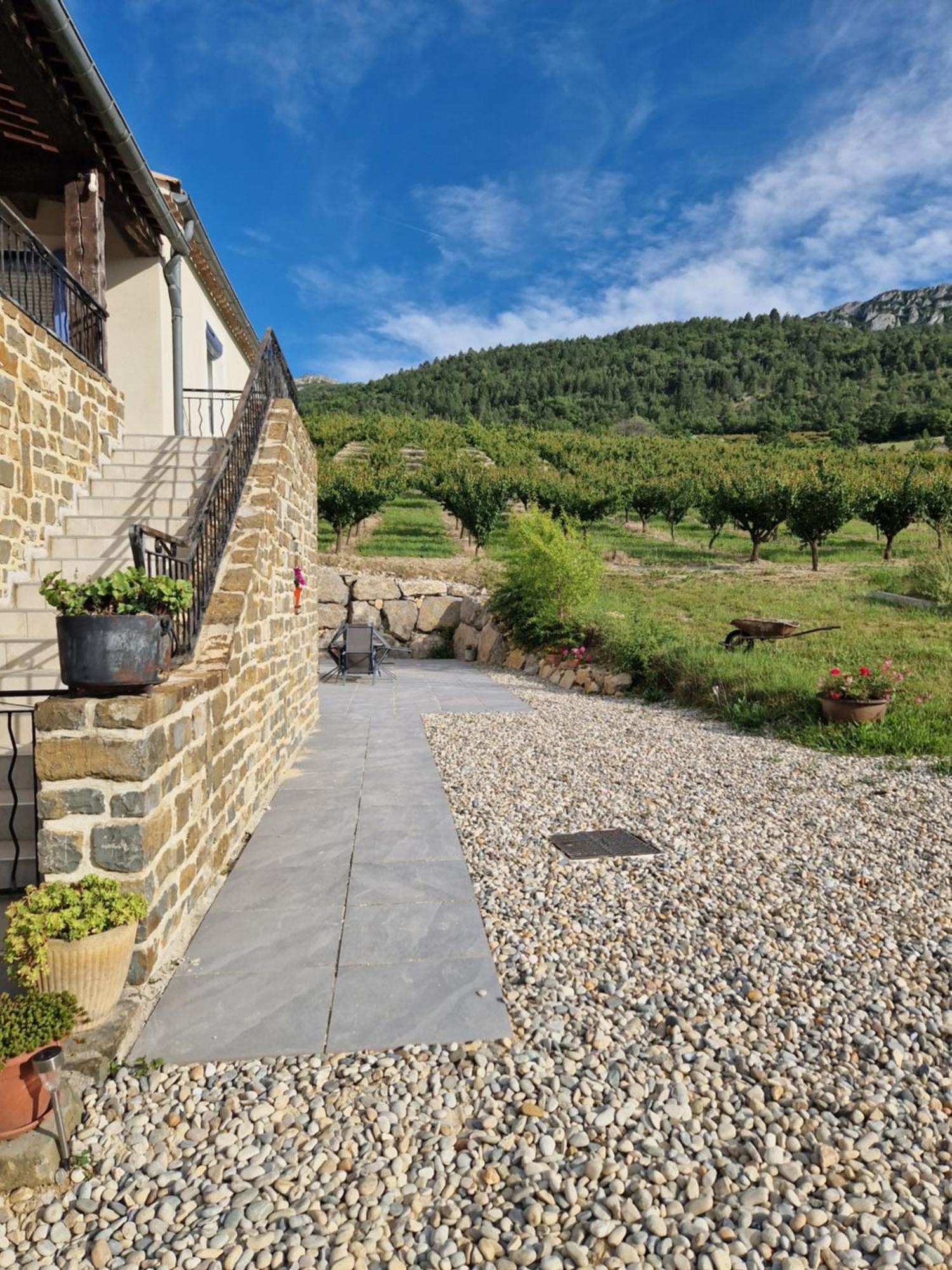 Gite Les Trois Abeilles Besignan Exterior photo